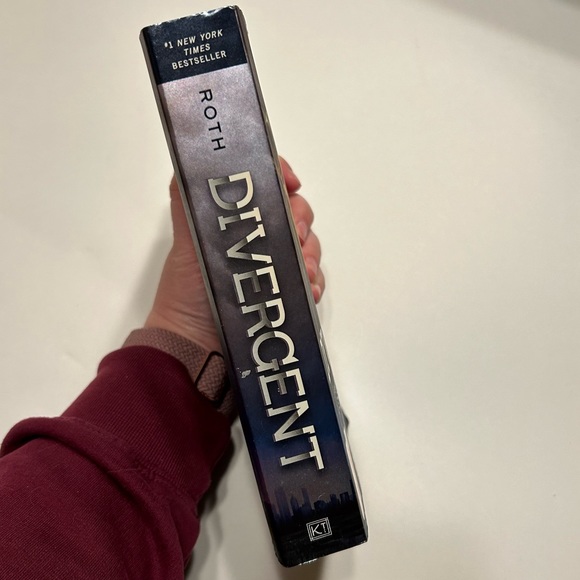DIVERGENT by Veronica Roth 📚 Paperback Book - Picture 6 of 9